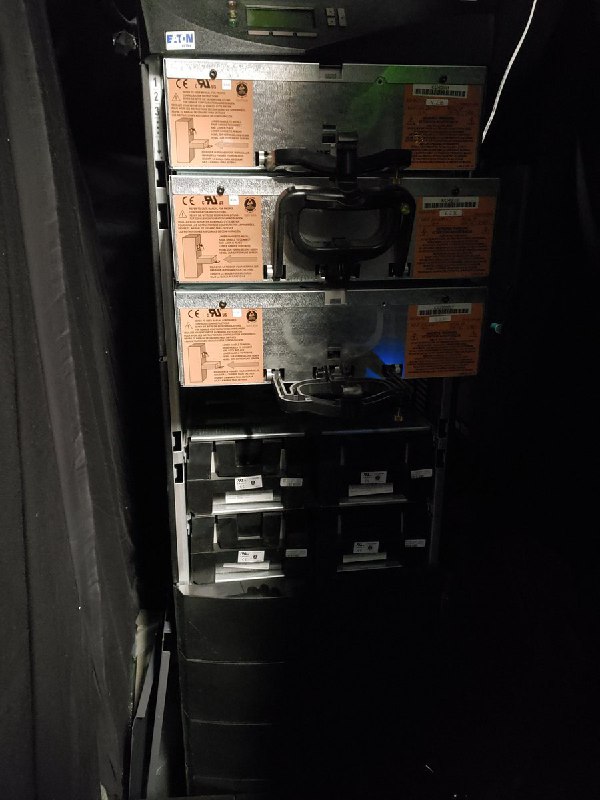 在这条广告的 7:55 秒处，Linus (LTT) 的价值 15000$ 的 UPS 起火了更惨的是，还过保了（