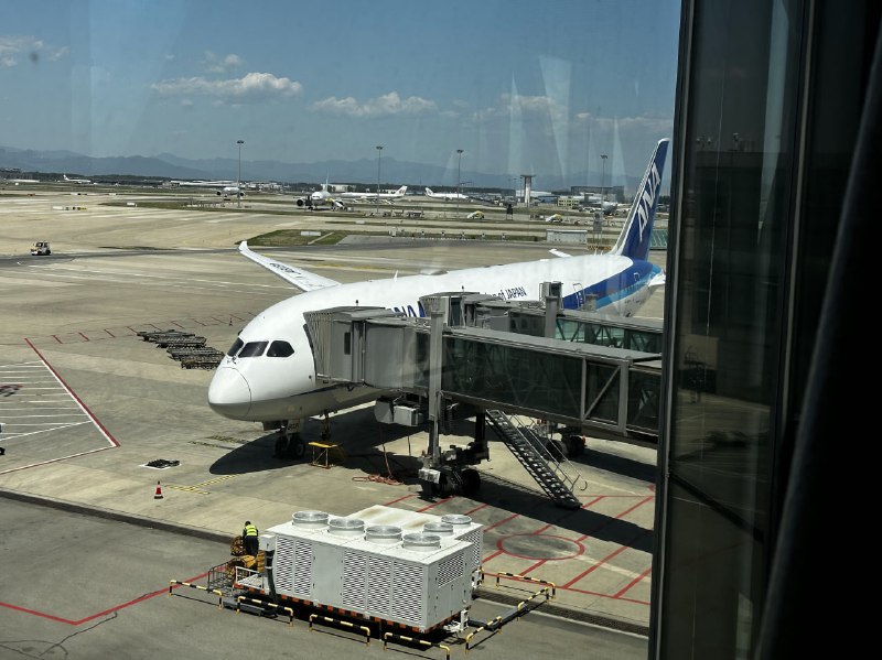 坐标北京首都国际机场，充电宝新规实行的第三天，安检就已经进化出「用手用力搓/用指甲扣充电宝上的 3C 标」来辨认不是用户自行贴上去的