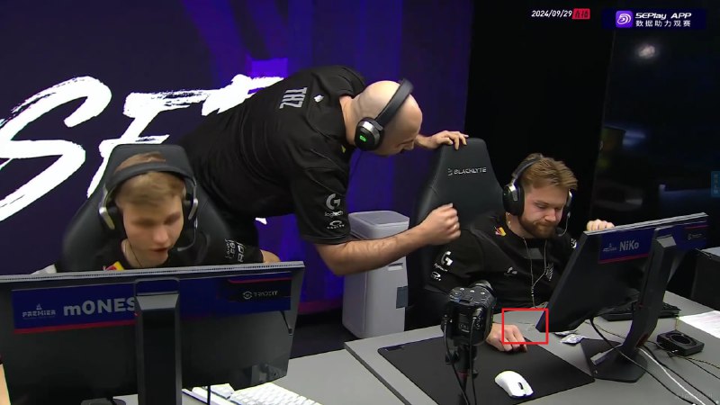 NiKo 给 BLAST 的桌子锤了个坑…