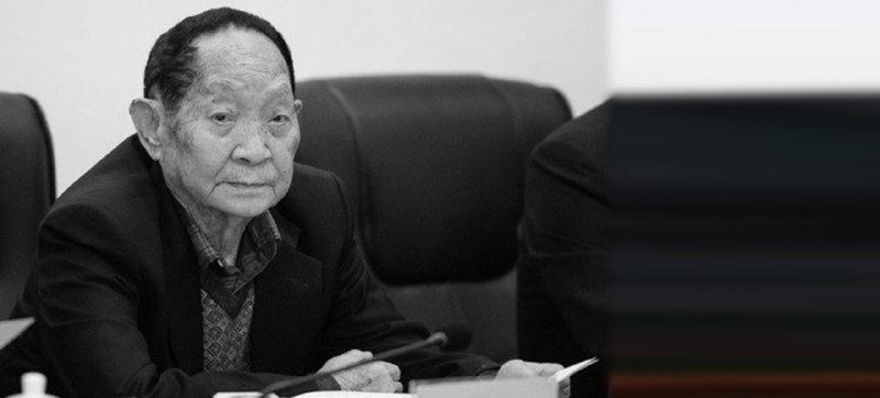 那些与我们同时代的光芒熠熠的人物，其实和伴随我们的日月星辰没什么区别，平时你总不大会时常想起他们，你总觉得他们永远会在